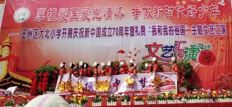 铁笼中的小鹿逃脱